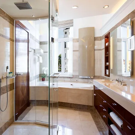 Grand Vilnius, Curio Collection By Hilton 호텔 빌뉴스